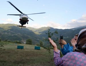 Sel felaketinin yaşandığı Kastamonu’nun Bozkurt ilçesindeki köylere helikopterle jeneratör götürüldü