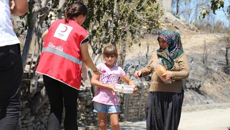 Kızılay’ın 10 binden fazla gönüllüsü yangın mağdurlarına destek veriyor