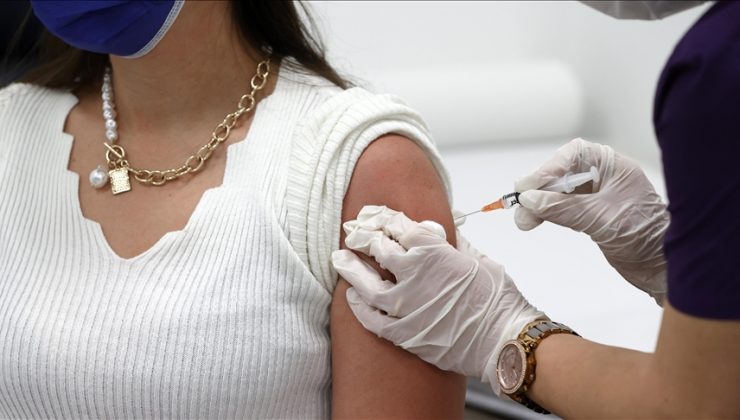 Kovid-19’la mücadelede iki doz BioNTech aşısından sonra TURKOVAC uygulanmasına başlandı