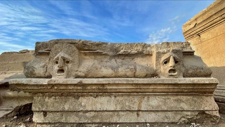 Çukurova’nın Efes’i Kastabala’nın tiyatro alanında kabartma masklar bulundu