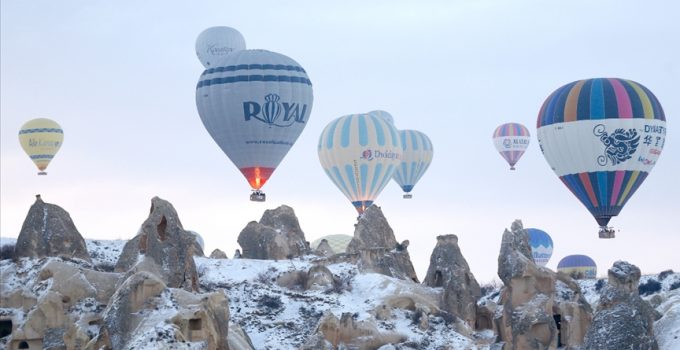 Kapadokya’da 2021’de 388 bin turist gökyüzünde balonla süzüldü