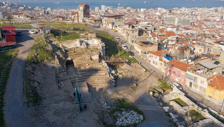 Smyrna Tiyatrosu’nda antik tuvaletin ardından antik geçit bulundu