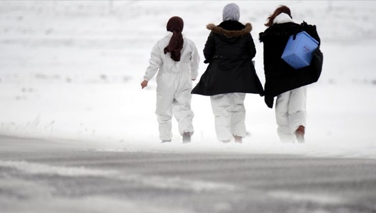 Sağlık ekipleri dondurucu soğuğa rağmen Ardahan kırsalında aşı mesaisinde