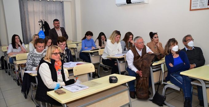 Manavgat’ta yerleşik yabancılar kurslara katılarak Türkçe öğreniyor