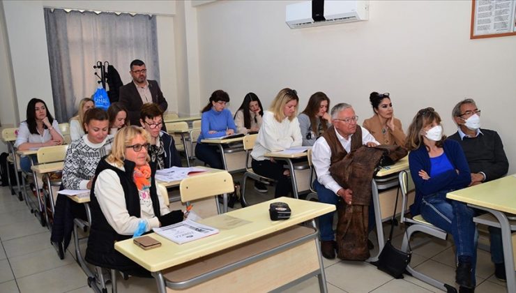 Manavgat’ta yerleşik yabancılar kurslara katılarak Türkçe öğreniyor